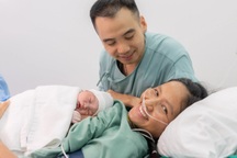 Hoa hậu H’Hen Niê sinh con gái đầu lòng, chồng bật khóc trong phòng sinh