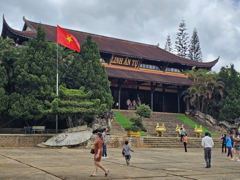 Công an vào cuộc vụ bảo vệ cầm gậy đuổi đánh người bán vé số ở Lâm Đồng - 1 Công an vào cuộc vụ bảo vệ cầm gậy đuổi đánh người bán vé số ở Lâm Đồng - 1