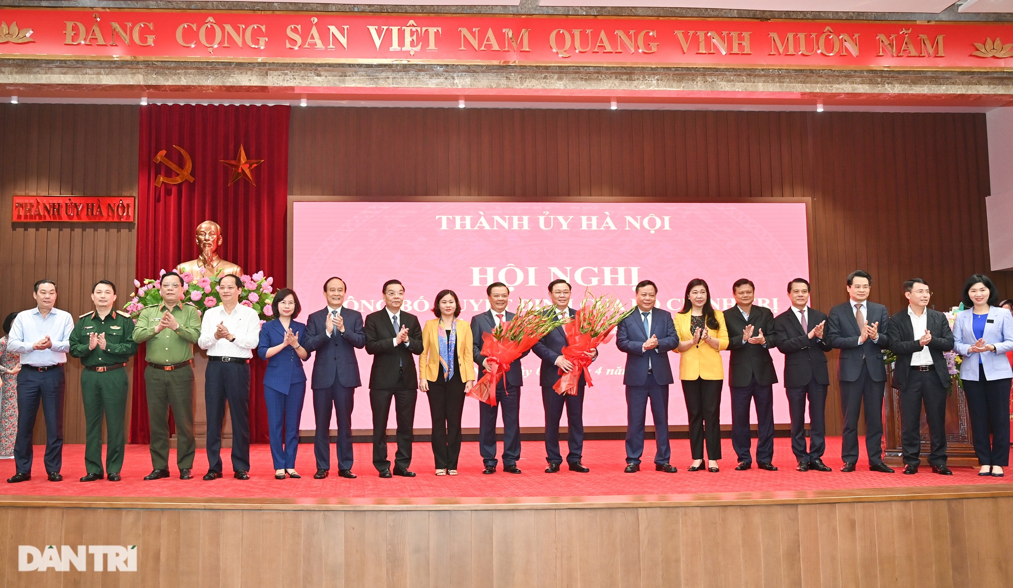 Lễ nhậm chức Bí thư Thành ủy Hà Nội của ông Đinh Tiến Dũng - 9 Lễ nhậm chức Bí thư Thành ủy Hà Nội của ông Đinh Tiến Dũng - 9