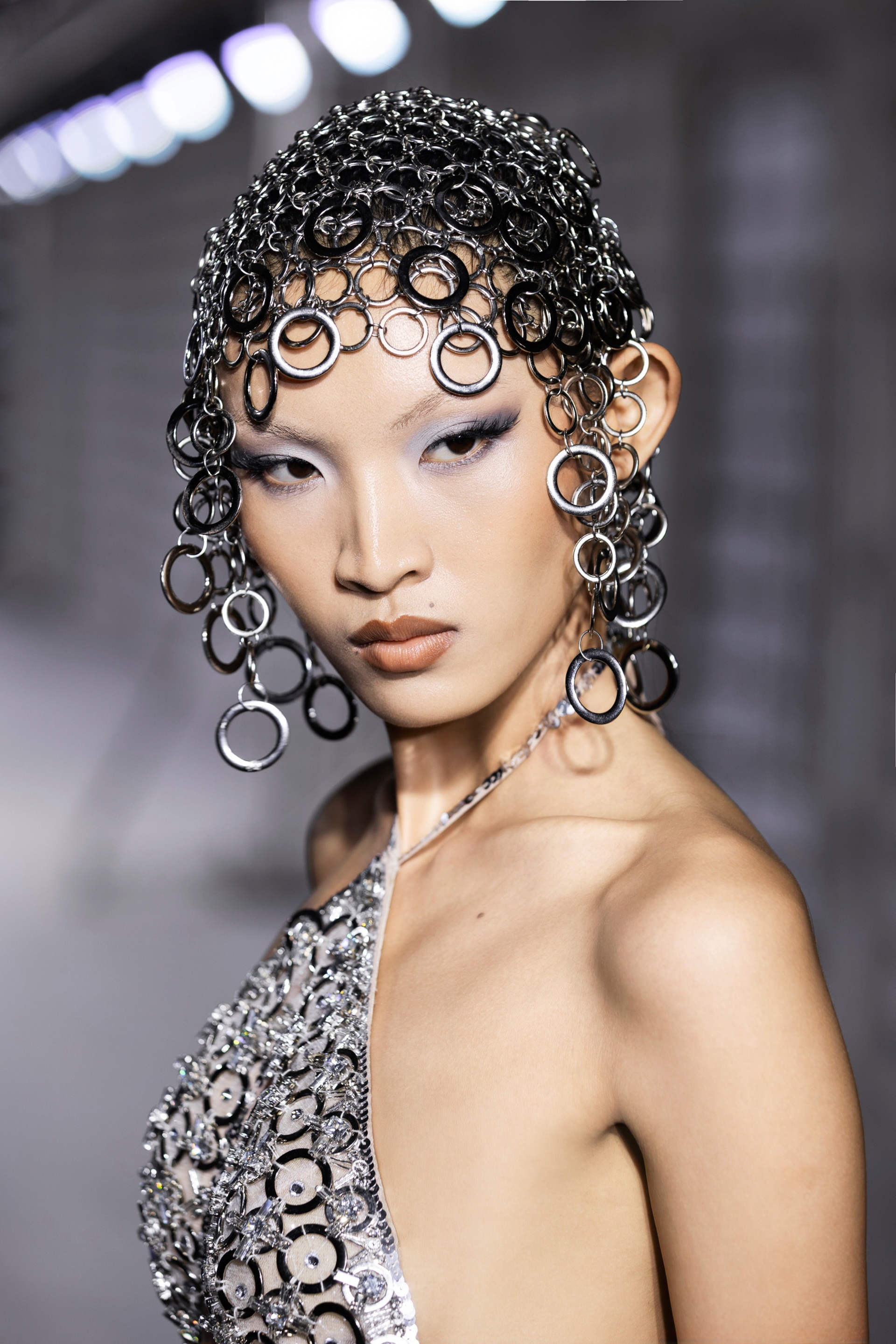 Minh Trieu snublet i skjørtet sitt, håndterte hendelsen på catwalken profesjonelt - 9 Minh Triệu vấp tà váy, xử lý sự cố chuyên nghiệp trên sàn diễn thời trang - 9