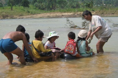 Ốc đảo nghèo trong mùa mưa lũ