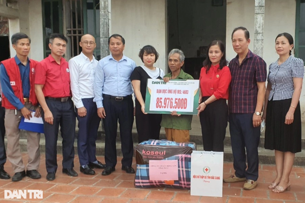 Bạn đọc giúp đỡ ông lão đau yếu chăm con tật nguyền hơn 100 triệu đồng - 2 Bạn đọc giúp đỡ ông lão đau yếu chăm con tật nguyền hơn 100 triệu đồng - 2