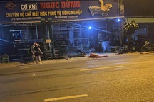 Hai vợ chồng tử vong sau va chạm với xe tải trong đêm