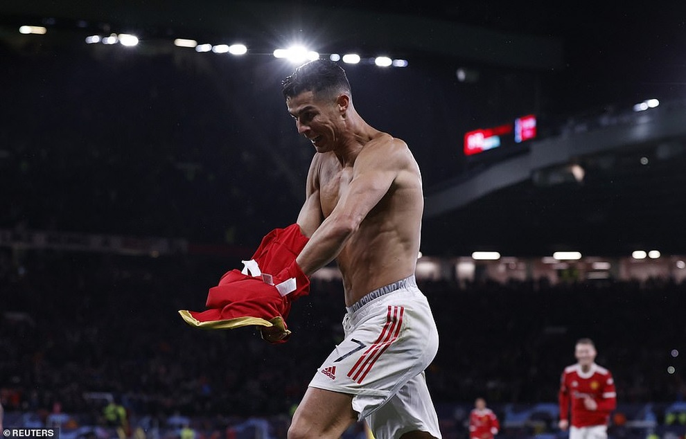 Cảm xúc vỡ òa của Ronaldo khi tỏa sáng giúp Man Utd hạ Villarreal - 5 Cảm xúc vỡ òa của Ronaldo khi tỏa sáng giúp Man Utd hạ Villarreal - 5