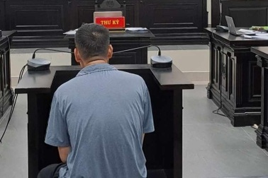 Gã đàn ông thú tính cúi gằm mặt trước tòa xin lỗi bé gái mồ côi bị xâm hại