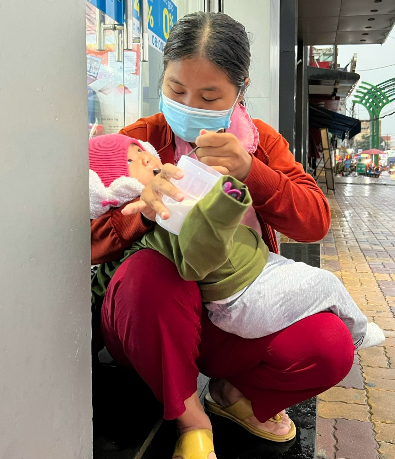 Người mẹ uất nghẹn khi bị mắng cho con uống thuốc ngủ để bán vé số - 2 Người mẹ uất nghẹn khi bị mắng cho con uống thuốc ngủ để bán vé số - 2
