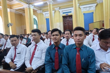 Hàng trăm tài xế dự phiên tòa taxi truyền thống kiện taxi công nghệ