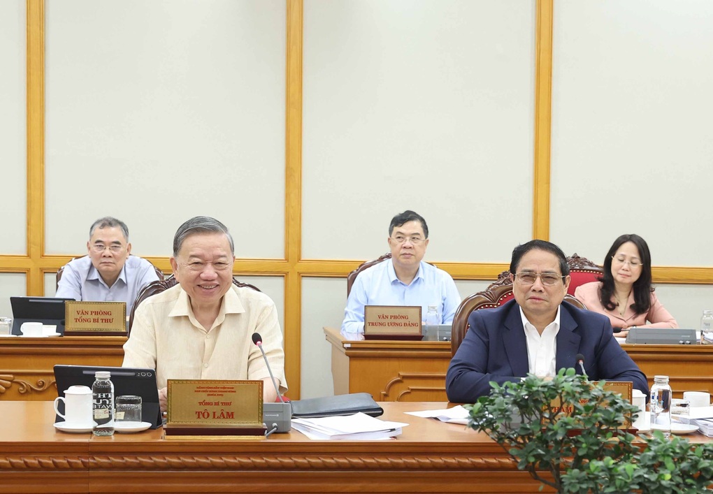 Tổng Bí thư: Báo cáo Bộ Chính trị về cán bộ nghỉ việc khi sắp xếp bộ máy - 2 Tổng Bí thư: Báo cáo Bộ Chính trị về cán bộ nghỉ việc khi sắp xếp bộ máy - 2