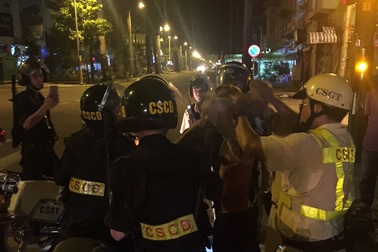 Gần chục Cảnh sát khống chế 2 tên cướp manh động