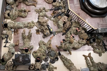 Hàng trăm vệ binh ngủ trên sàn nhà quốc hội Mỹ