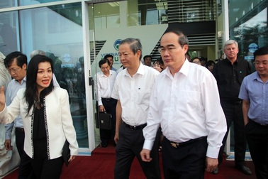 Ông Nguyễn Thiện Nhân khảo sát bãi rác Đa Phước