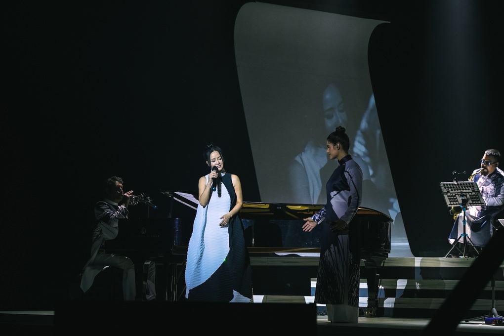 Diva Hồng Nhung rưng rưng khi nhắc tới cố nhạc sĩ Trịnh Công Sơn - 3 Diva Hồng Nhung rưng rưng khi nhắc tới cố nhạc sĩ Trịnh Công Sơn - 3