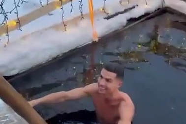 C.Ronaldo cởi trần và ngâm mình dưới nước lạnh giữa trời tuyết