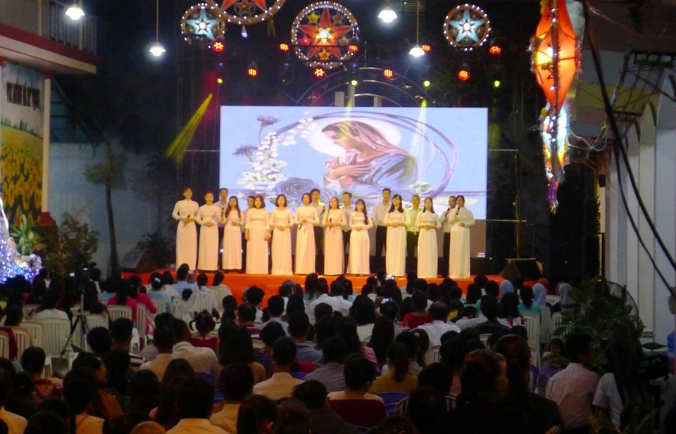 Các nhà thờ trang trí bắt mắt, đường phố đông nghịt người vui chơi đêm Noel - 16 Các nhà thờ trang trí bắt mắt, đường phố đông nghịt người vui chơi đêm Noel - 16