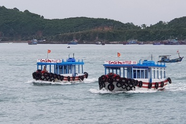Ca nô đưa đón du khách đi thăm Vịnh Nha Trang được hoạt động trở lại