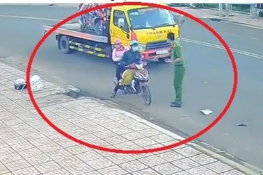 Hỏng xe trên đường về quê tránh dịch, người dân được cảnh sát cho "đi nhờ"