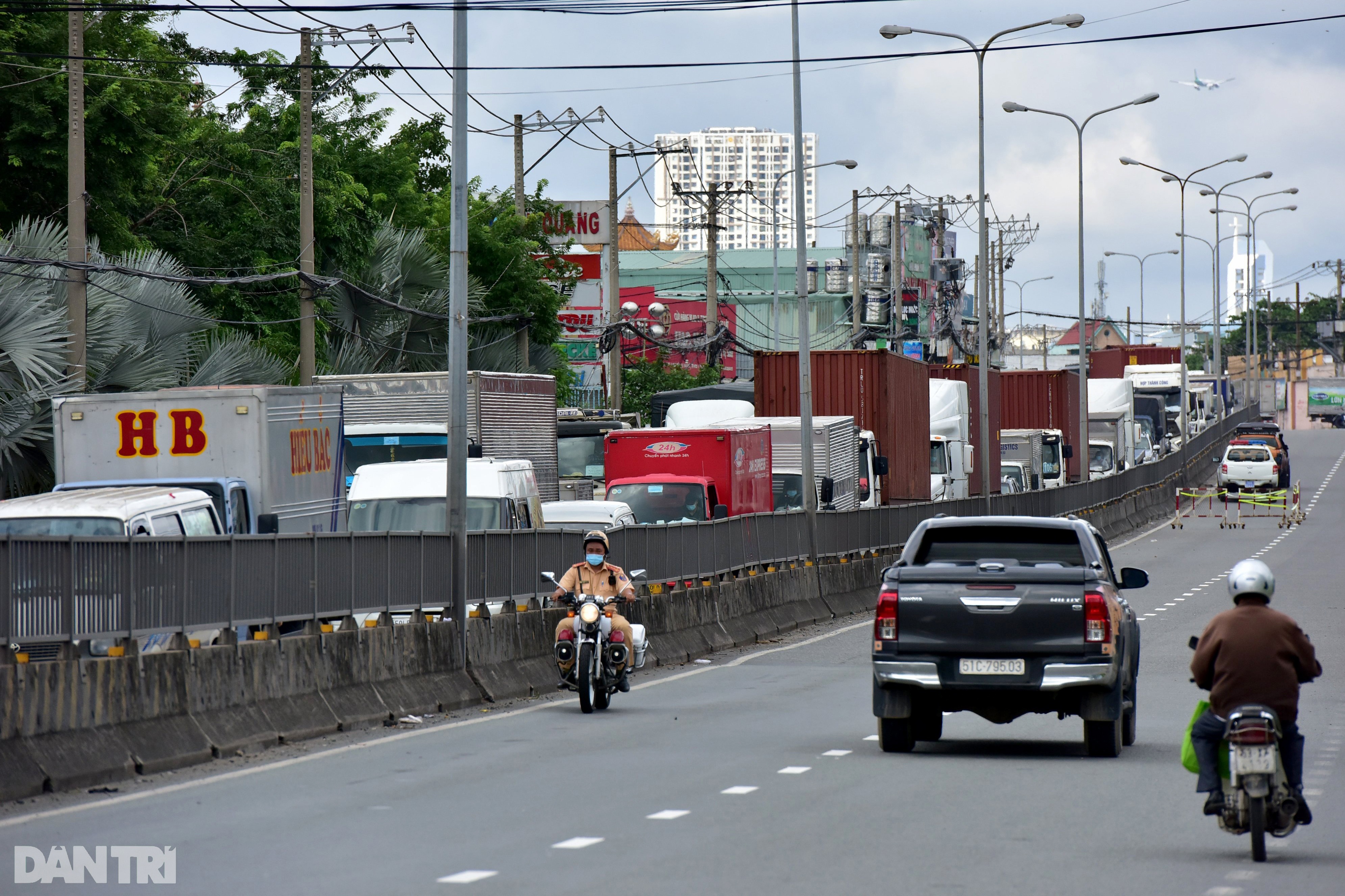 TPHCM: Kẹt xe nhiều kilomet ở cửa ngõ phía Đông ngày đầu giãn cách xã hội - 2 TPHCM: Kẹt xe nhiều kilomet ở cửa ngõ phía Đông ngày đầu giãn cách xã hội - 2