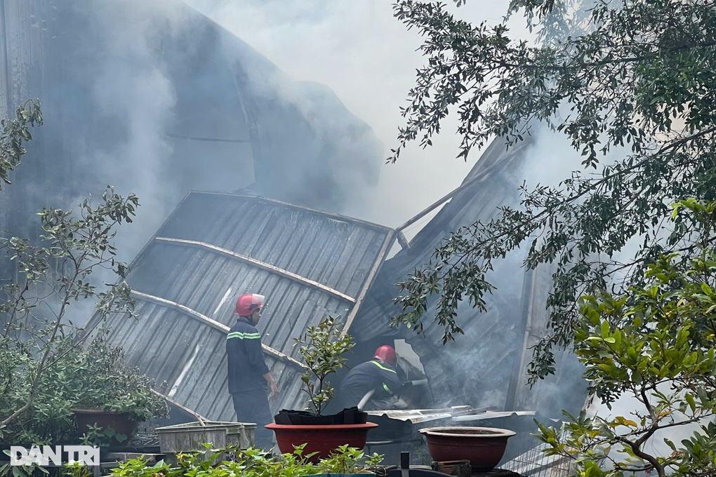 Nỗ lực khống chế hỏa hoạn tại kho phế liệu trong hẻm sâu ở Bình Dương - 2 Nỗ lực khống chế hỏa hoạn tại kho phế liệu trong hẻm sâu ở Bình Dương - 2