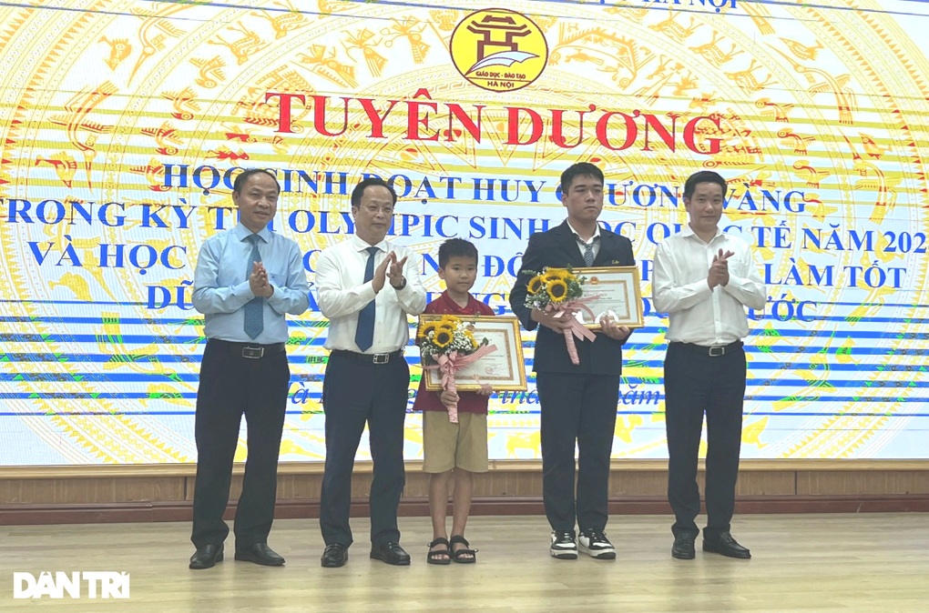 Hà Nội tuyên dương hai học sinh có thành tích đặc biệt - 1 Hà Nội tuyên dương hai học sinh có thành tích đặc biệt - 1