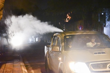 Hà Nội dùng "vòi rồng” diệt muỗi lúc nửa đêm