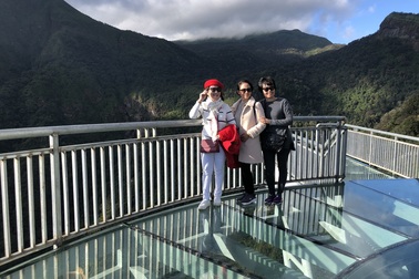 Du khách thích thú tham quan cây cầu kính cao nhất Việt Nam