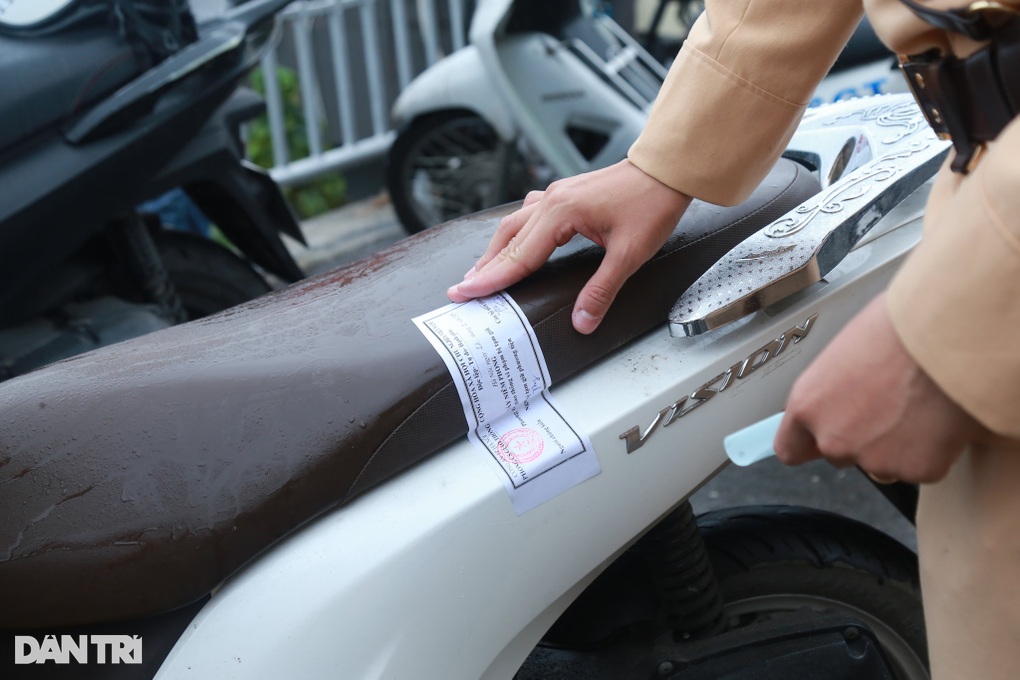 Nữ sinh cấp 3 ở Hà Nội đi xe máy của bố, mếu máo khi bị CSGT xử phạt - 3 Nữ sinh cấp 3 ở Hà Nội đi xe máy của bố, mếu máo khi bị CSGT xử phạt - 3