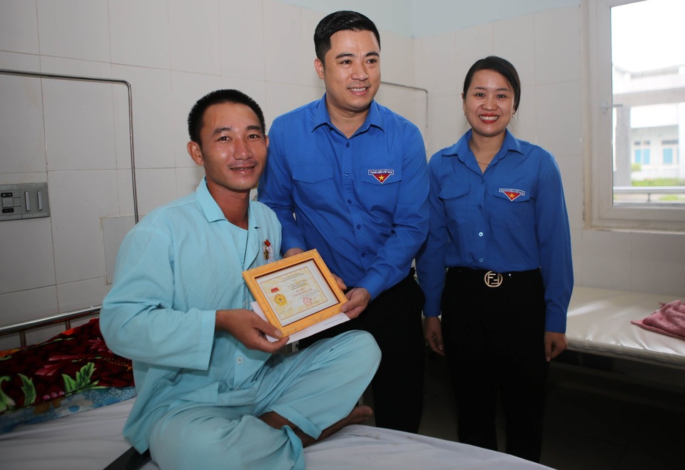Thanh niên tham gia cứu nạn trên biển nhận huy hiệu “Tuổi trẻ dũng cảm” - 1 Thanh niên tham gia cứu nạn trên biển nhận huy hiệu “Tuổi trẻ dũng cảm” - 1