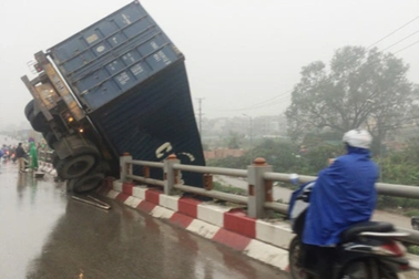 Tài xế chỉ có 1-2 phút để tự cứu mình khi ô tô rơi xuống nước