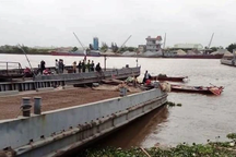 Tàu 3.000 tấn va chạm cầu phao, một người rơi xuống sông mất tích