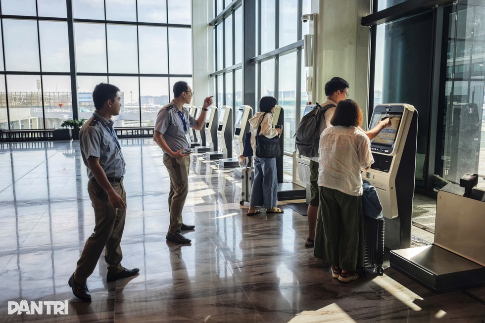 Khách bay không ký gửi hành lý làm thủ tục tại Tân Sơn Nhất ra sao? - 2 Khách bay không ký gửi hành lý làm thủ tục tại Tân Sơn Nhất ra sao? - 2