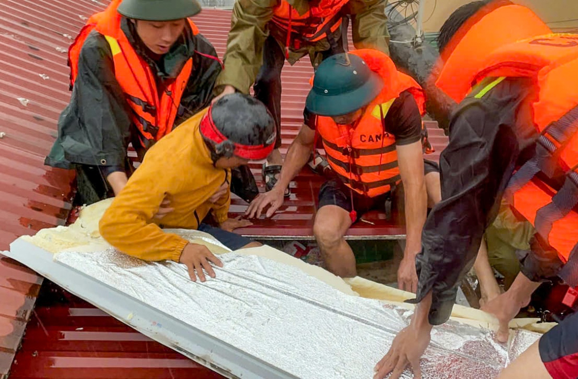 Trận lũ lụt lớn kỷ lục tại Thái Nguyên - 12