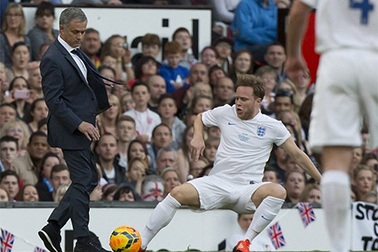 Mourinho nhảy vào sân “đốn” hậu vệ đối phương