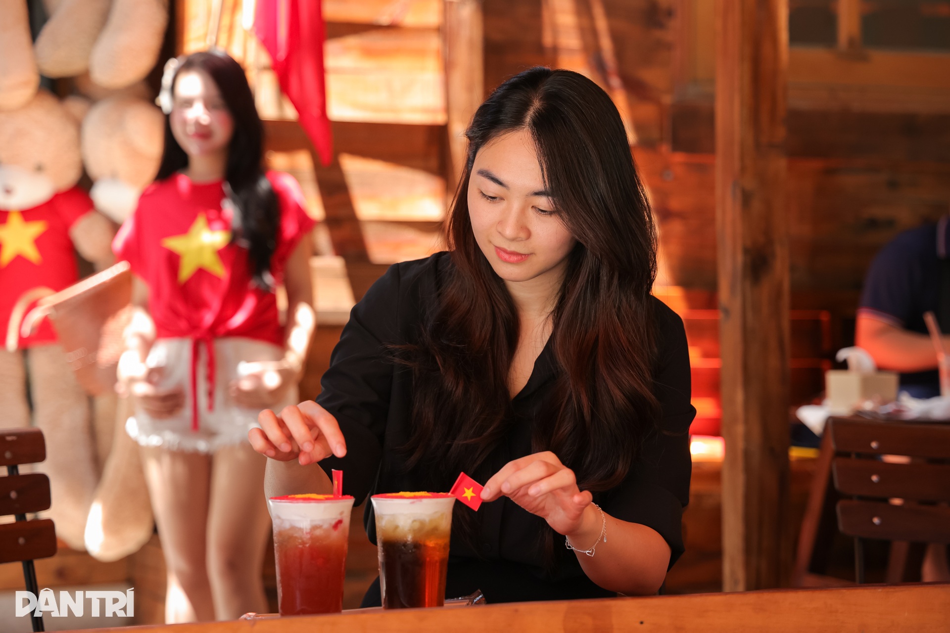 Khách xếp hàng chụp ảnh ở quán cà phê yêu nước, tái hiện không khí 2/9 - 5 Khách xếp hàng chụp ảnh ở quán cà phê yêu nước, tái hiện không khí 2/9 - 5