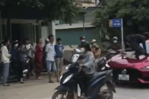 Người phụ nữ leo nắp capo ô tô liên tục đạp vỡ kính chắn gió