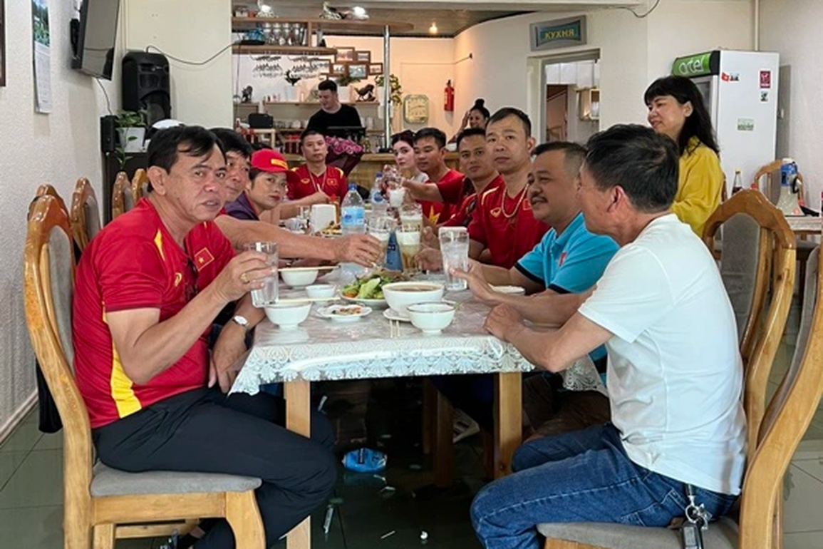 Nữ chủ quán nấu canh cua cho U23 Việt Nam tại Uzbekistan - 2 Nữ chủ quán nấu canh cua cho U23 Việt Nam tại Uzbekistan - 2