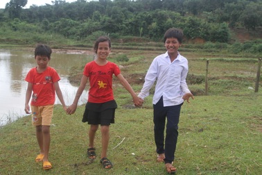 Khâm phục 3 “hiệp sĩ nhí” cứu bé 4 tuổi khỏi đuối nước