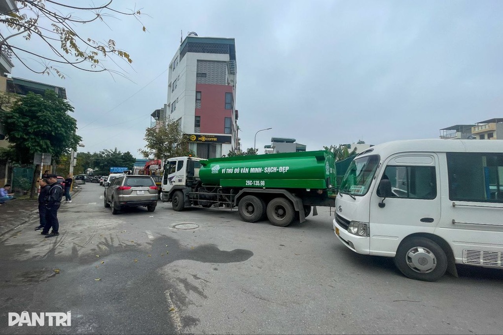 Người dân Hà Nội trắng đêm xếp hàng chờ đăng kiểm - 6 Người dân Hà Nội trắng đêm xếp hàng chờ đăng kiểm - 6