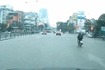 Tự chuốc hoạ vì vừa đi xe máy vừa sử dụng điện thoại di động