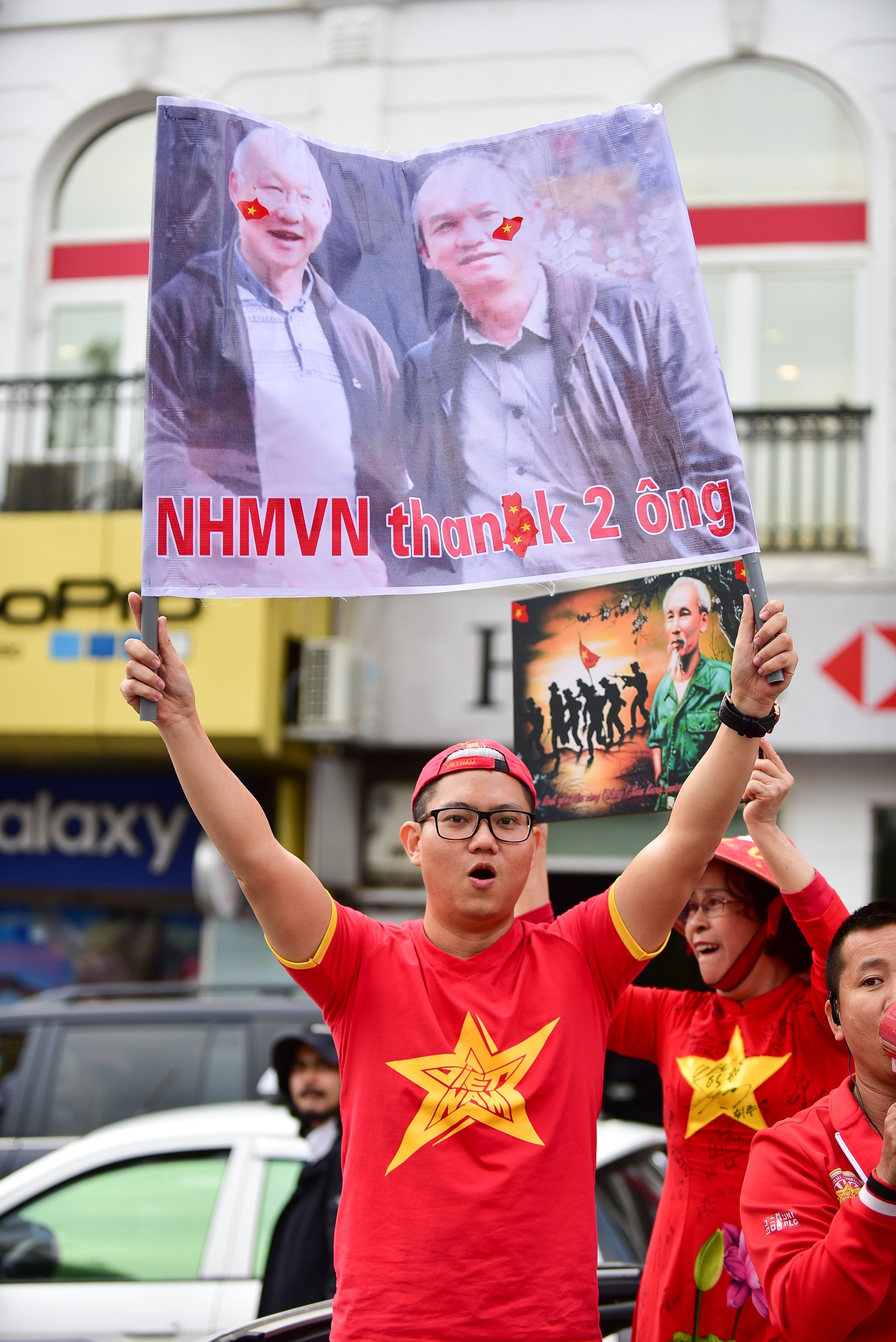 Cổ động viên tiếp lửa cho đội tuyển Việt Nam trước trận gặp Thái Lan - 14 Cổ động viên tiếp lửa cho đội tuyển Việt Nam trước trận gặp Thái Lan - 14