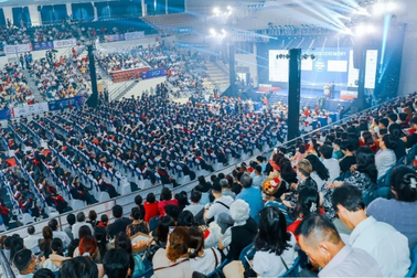 Phó tổng lãnh sự Anh phát biểu chúc mừng tại lễ tốt nghiệp Greenwich Việt Nam