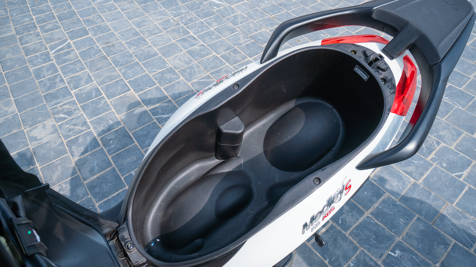Piaggio Medley S 150: đối thủ xứng tầm trong phân khúc xe ga cao cấp - 4 Piaggio Medley S 150: đối thủ xứng tầm trong phân khúc xe ga cao cấp - 4
