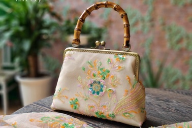 Cô gái "phù phép" quần áo cũ thành túi xách thời trang tiền triệu