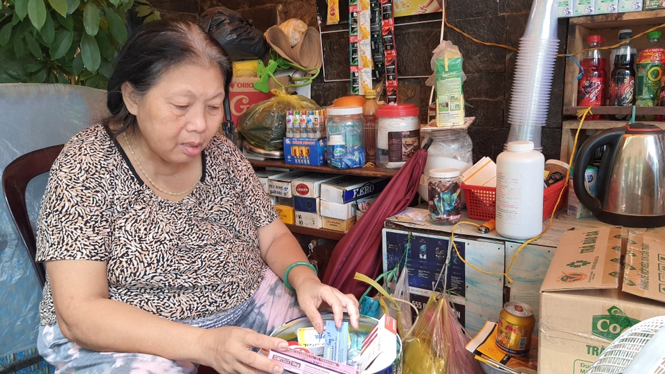 Phẫn nộ nghi án mẹ xúi con trai trộm túi tiền của bà bán cà phê - 3 Phẫn nộ nghi án mẹ xúi con trai trộm túi tiền của bà bán cà phê - 3