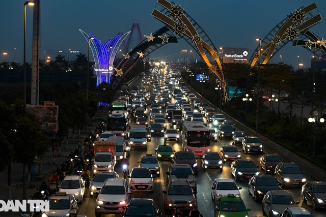 Hàng nghìn ôtô chôn chân tại cầu Nhật Tân ngày cuối kỳ nghỉ lễ - 12 Hàng nghìn ôtô chôn chân tại cầu Nhật Tân ngày cuối kỳ nghỉ lễ - 12