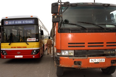 Bị xe ben, xe buýt kẹp chết trên đường đi đón con