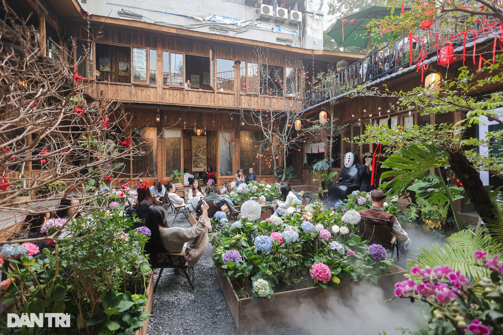 Un café de Hanoi cultive des hortensias, pulvérise de la brume artificielle et attire des milliers de clients - 4 Quán cà phê Hà Nội trồng cẩm tú cầu, phun sương nhân tạo hút cả nghìn khách - 4