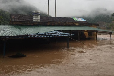 Nước lũ nhấn chìm nhiều ngôi nhà, cuốn trôi nhiều tài sản