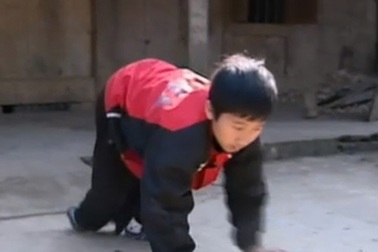 Cậu bé 8 năm bò đến trường học chữ