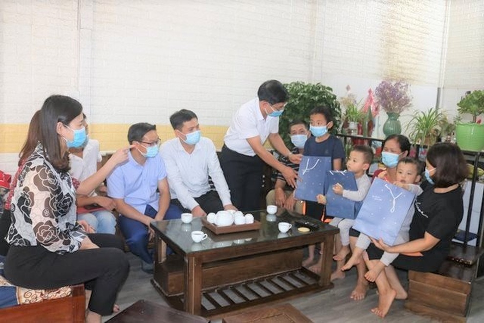 Lào Cai: Tặng quà Trung thu cho con cán bộ y tế chống dịch Bình Dương - 4 Lào Cai: Tặng quà Trung thu cho con cán bộ y tế chống dịch Bình Dương - 4