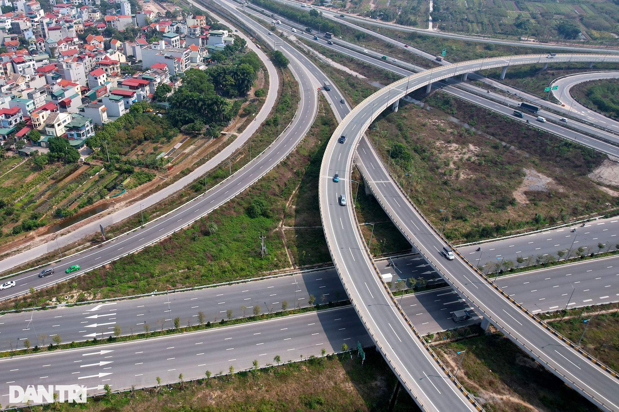 Vẻ đẹp bất ngờ từ những đường cong mềm mại trong giao thông ở Hà Nội - 10 Vẻ đẹp bất ngờ từ những đường cong mềm mại trong giao thông ở Hà Nội - 10